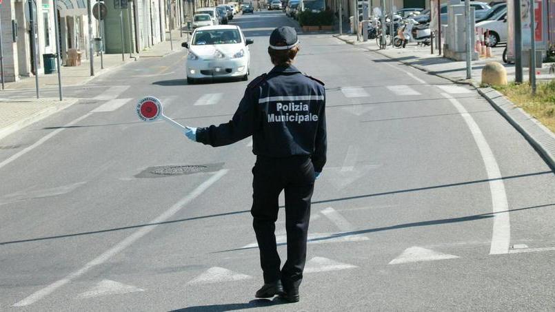 I sindaci avvertono: d’ora in poi multe a chi esce di casa senza mascherina