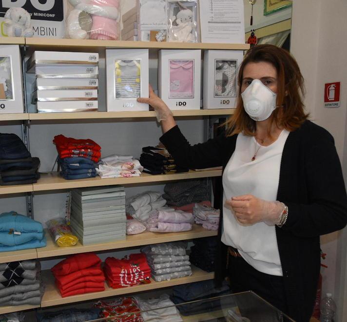 Gli abitini per bebè si vendono con guanti mascherine e gel 