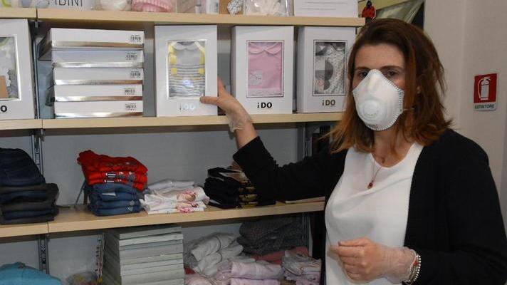 Gli abitini per bebè si vendono con guanti mascherine e gel