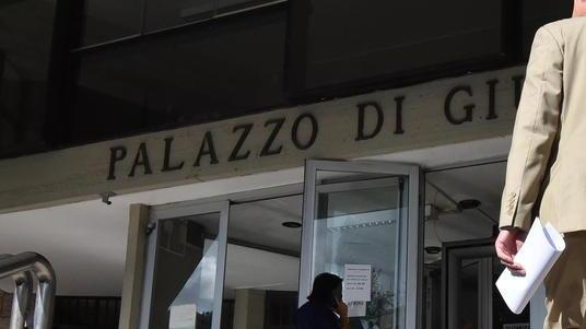 Lite scatenata dalla gelosia «Spazzolone usato come clava»