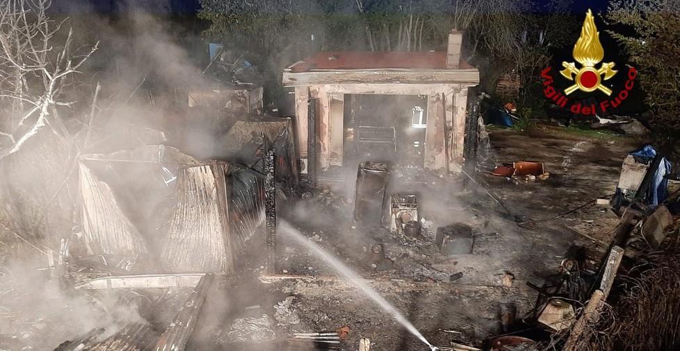 Annessi agricoli in fiamme