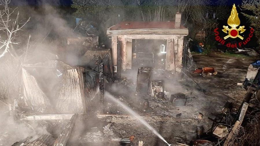 Annessi agricoli in fiamme