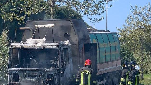 Va a fuoco un camion in strada nessun ferito