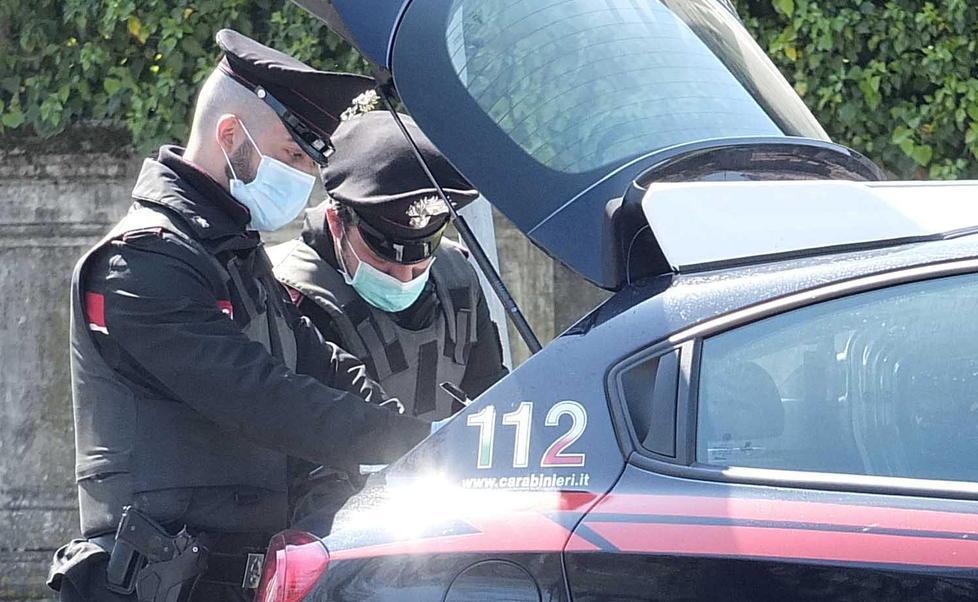 Ecco l’ultima trovata degli spacciatori: in giro con le borse della spesa 