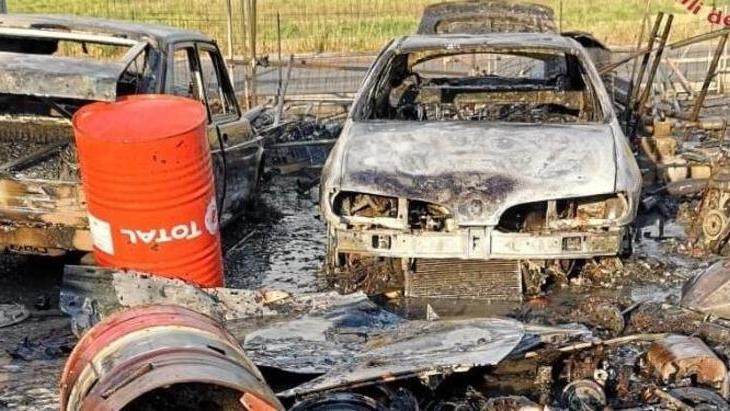 Auto a fuoco nella carrozzeria