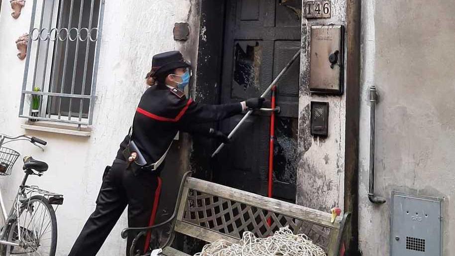 Casa a fuoco: coppia salvata da vicini e vigili del fuoco