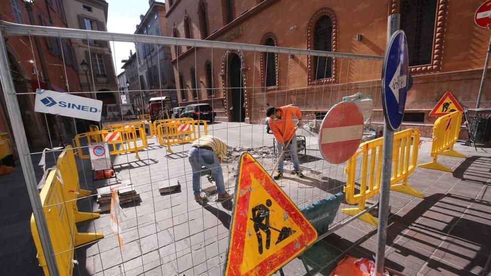 Nuova pavimentazione nella centrale via Toschi