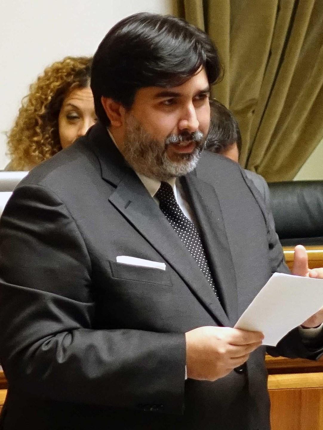 Il centrodestra difende la serrata. Il Pd: propaganda 