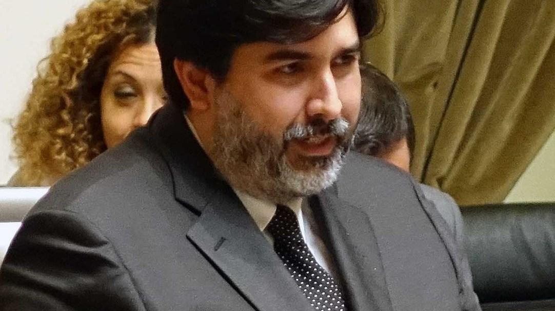 Il centrodestra difende la serrata. Il Pd: propaganda