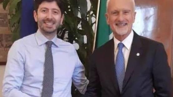 Il pediatra livornese Paolo Biasci insieme al ministro della Salute Roberto Speranza