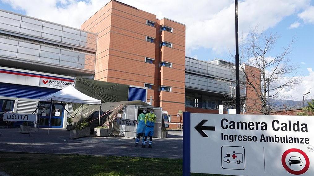Medico positivo al virus va in giro con il cane e precipita in un fosso