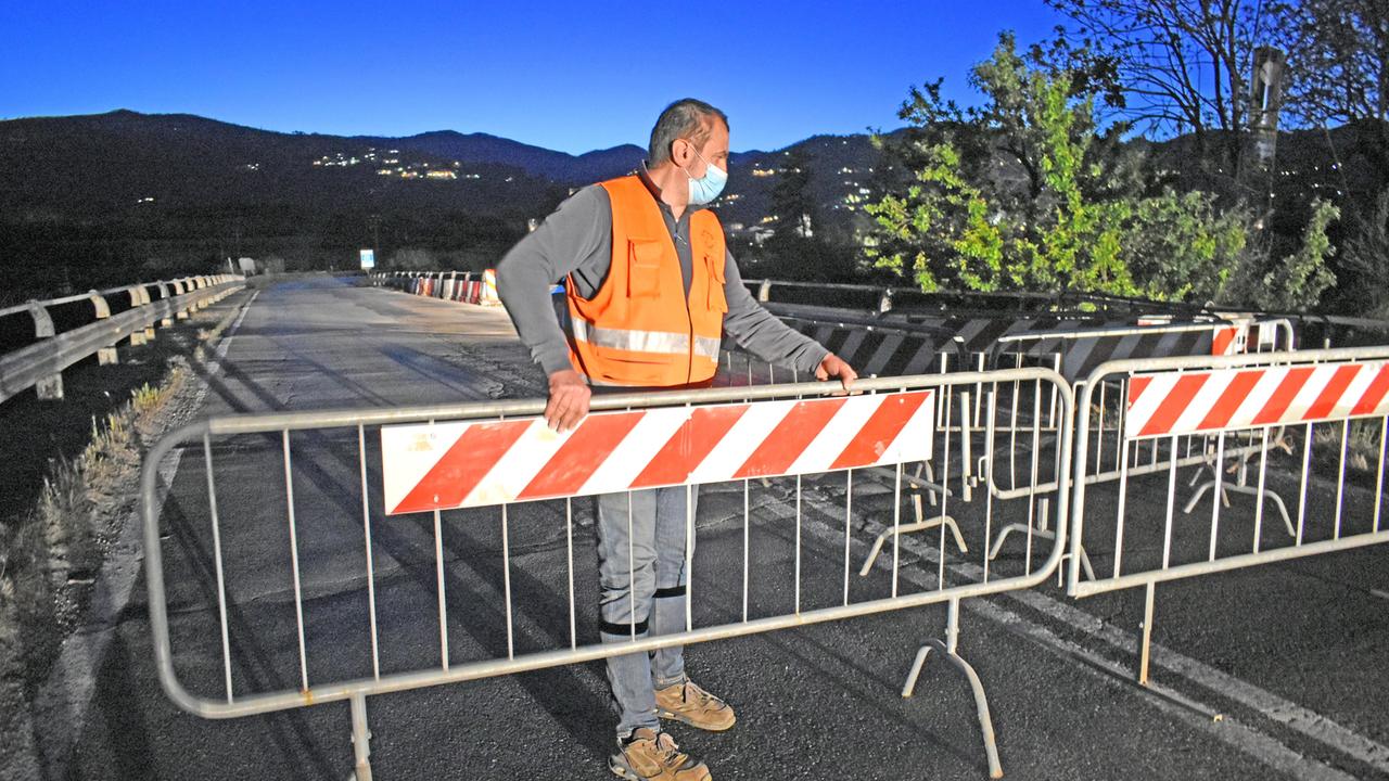 La chiusura del ponte (Foto Gori)