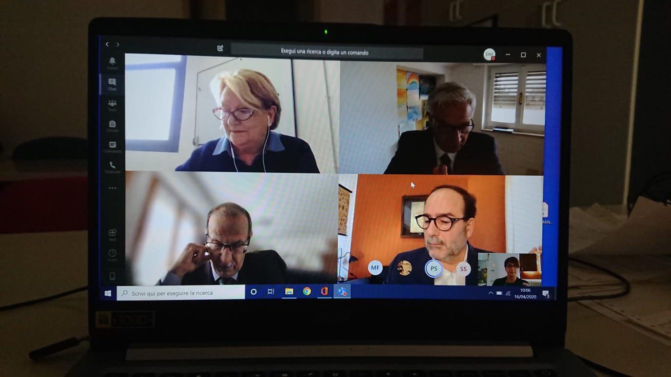 I docenti in videoconferenza con gli studenti laureandi