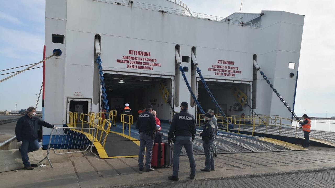 Coronavirus, sospesi i controlli nello scalo ai passeggeri di Porto Torres: si fanno sulla nave