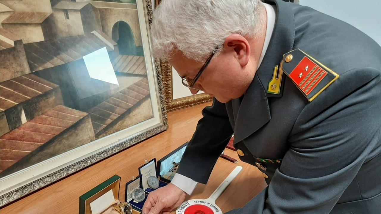 Con la Ferrari e un'imbarcazione, ma risultava povero: maxi sequestro da oltre un milione di euro