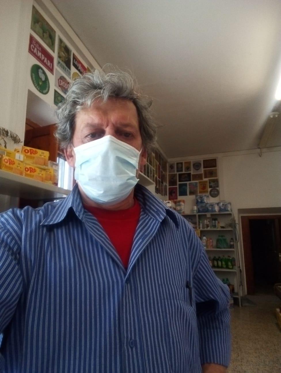 Gianfranco Bertocci al lavoro nel negozio di Iano