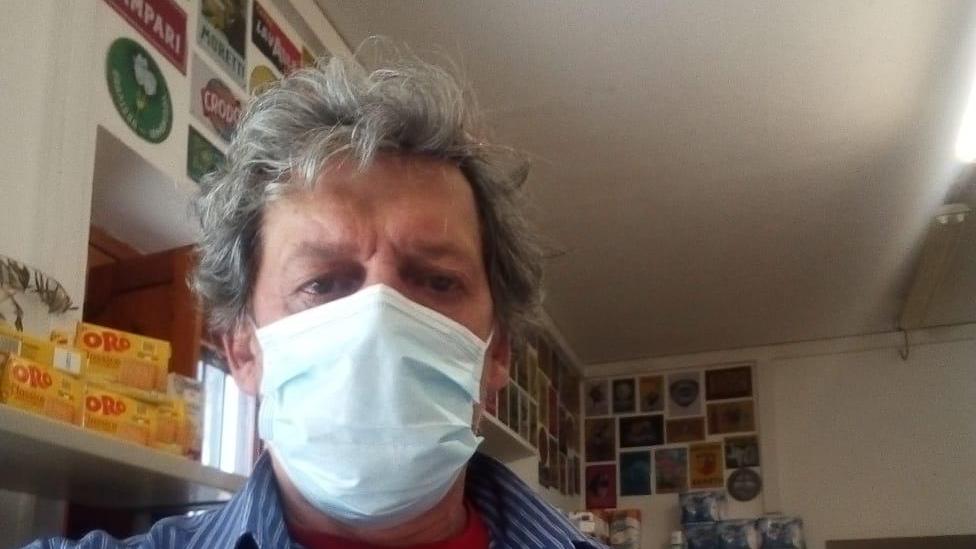 Gianfranco Bertocci al lavoro nel negozio di Iano