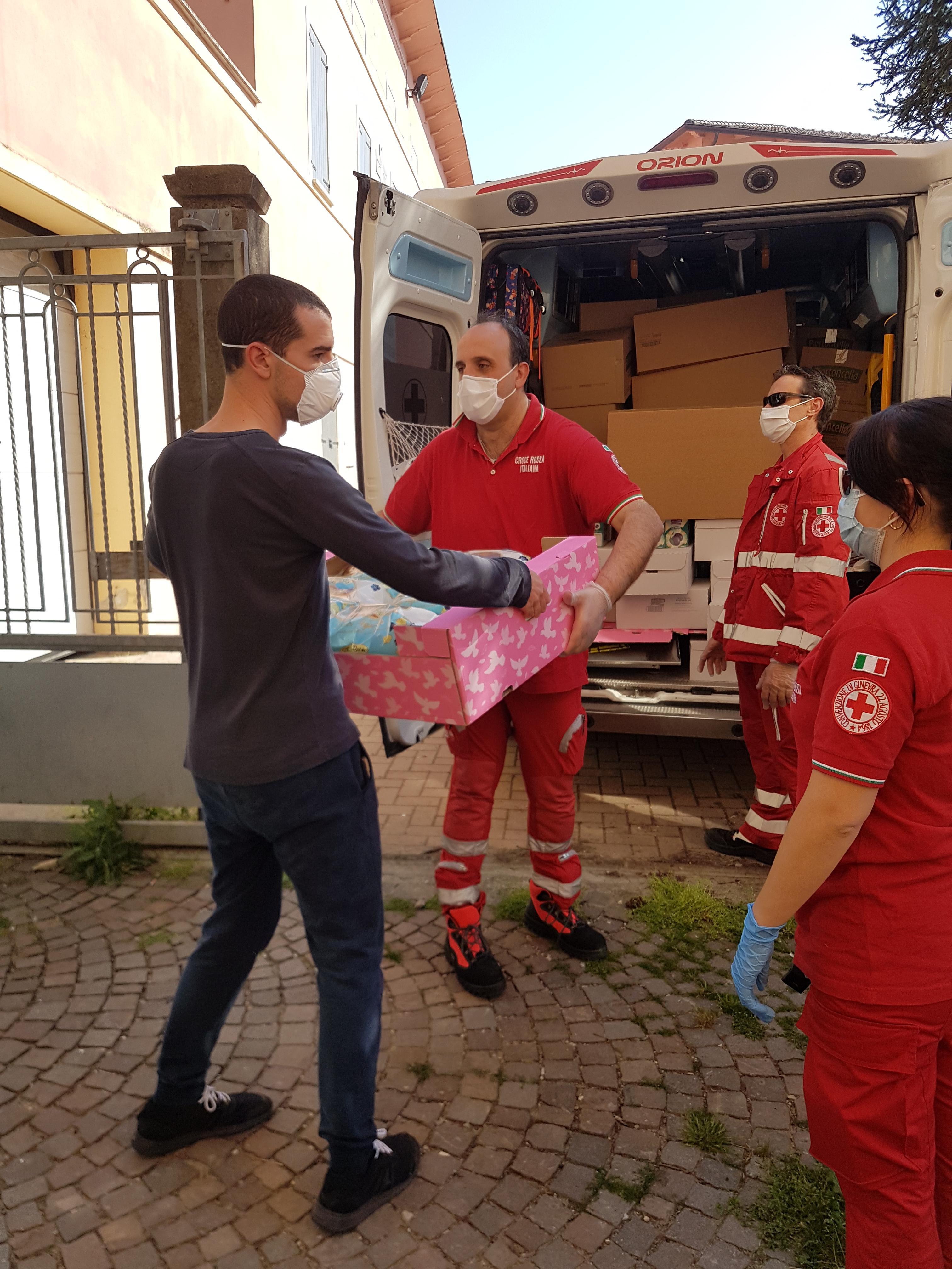 Farina e pizze donate alla comunità centese