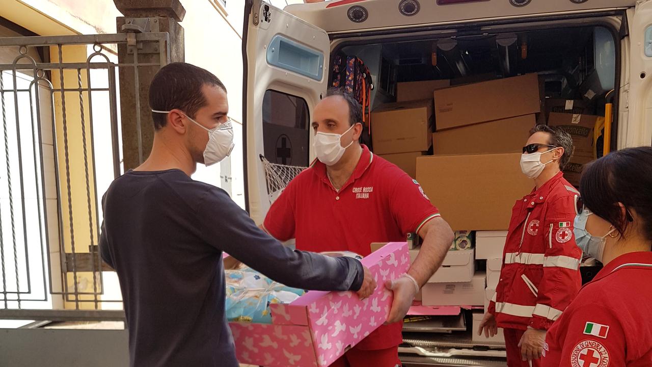 Farina e pizze donate alla comunità centese