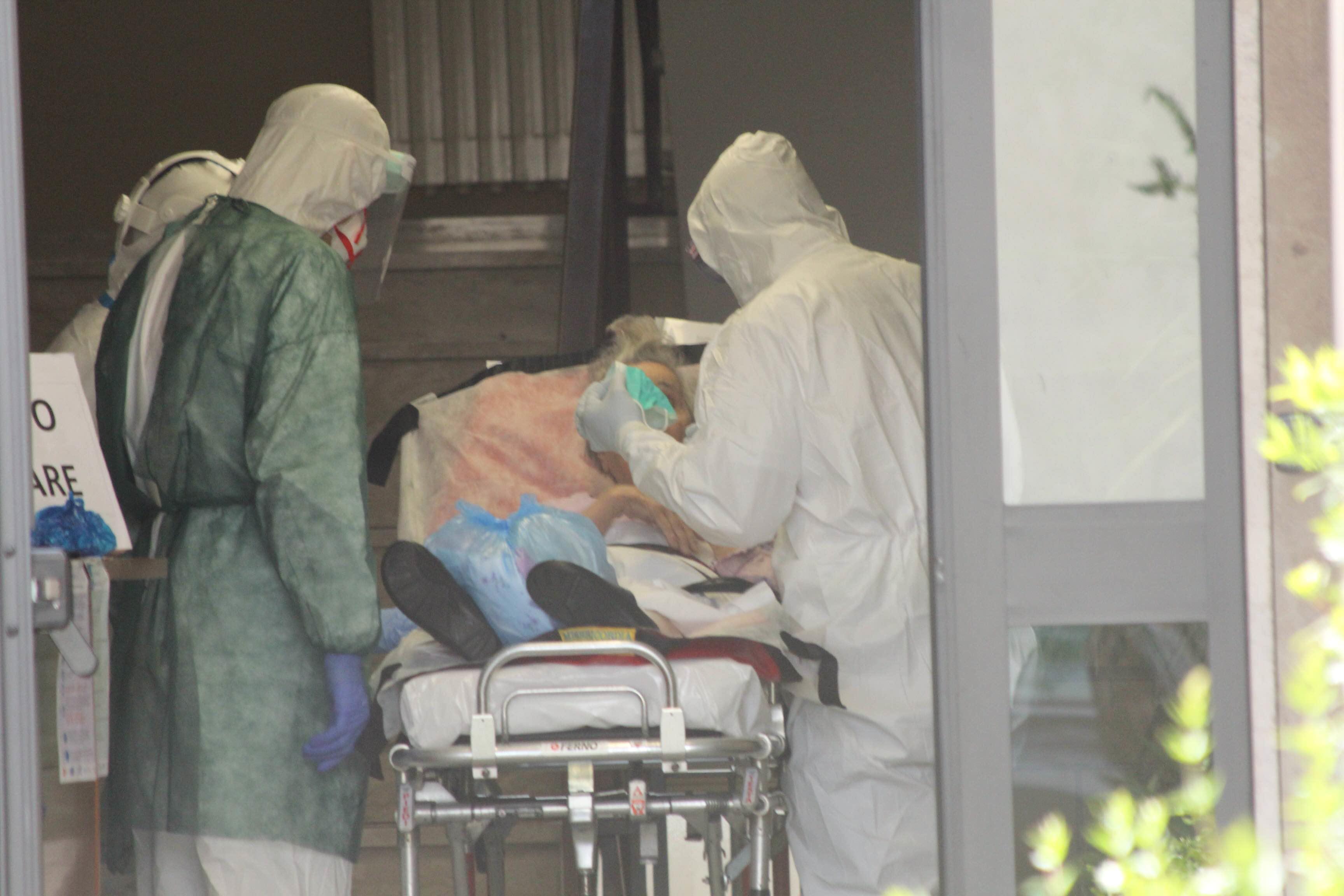 L'evacuazione degli anziani ospiti dalla casa di riposo di Mezzana (foto Batavia)