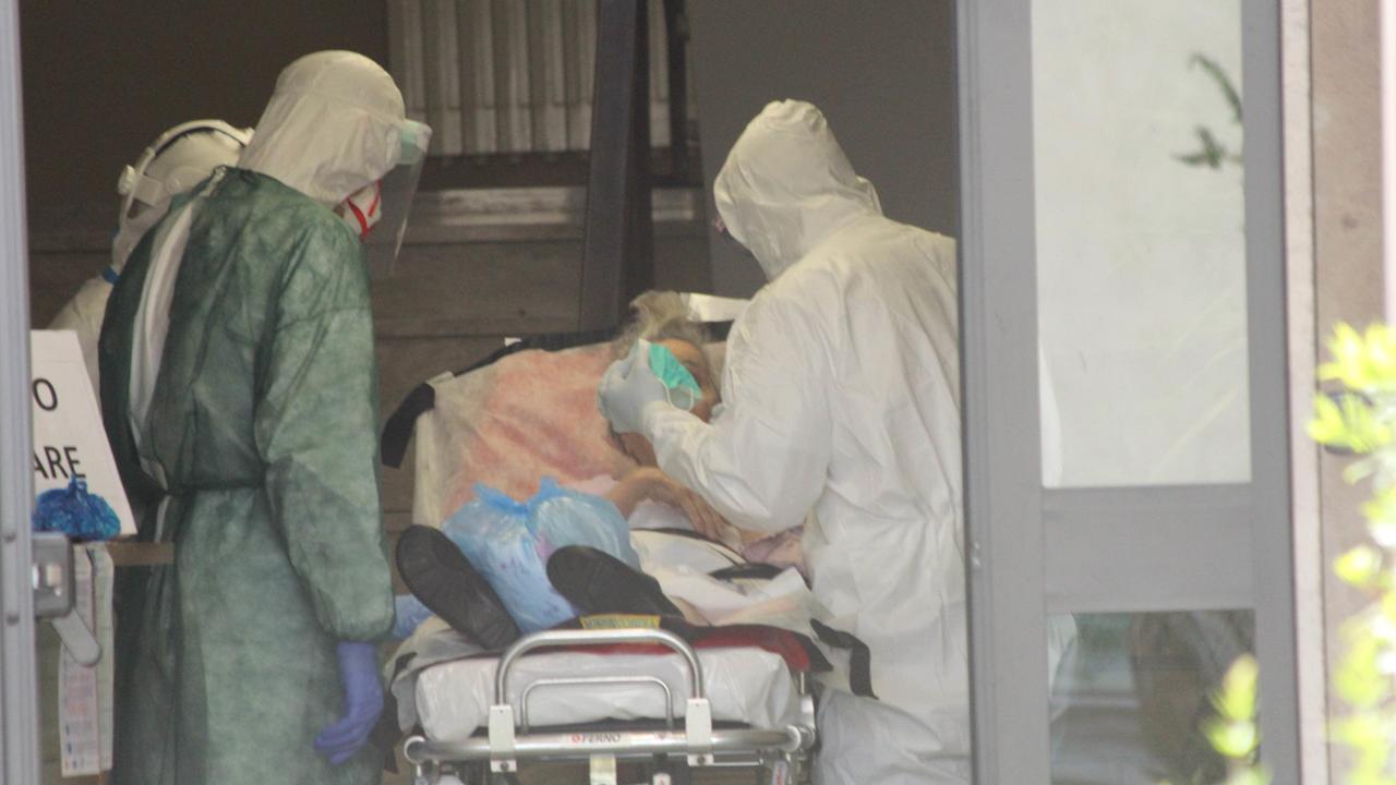 L'evacuazione degli anziani ospiti dalla casa di riposo di Mezzana (foto Batavia)