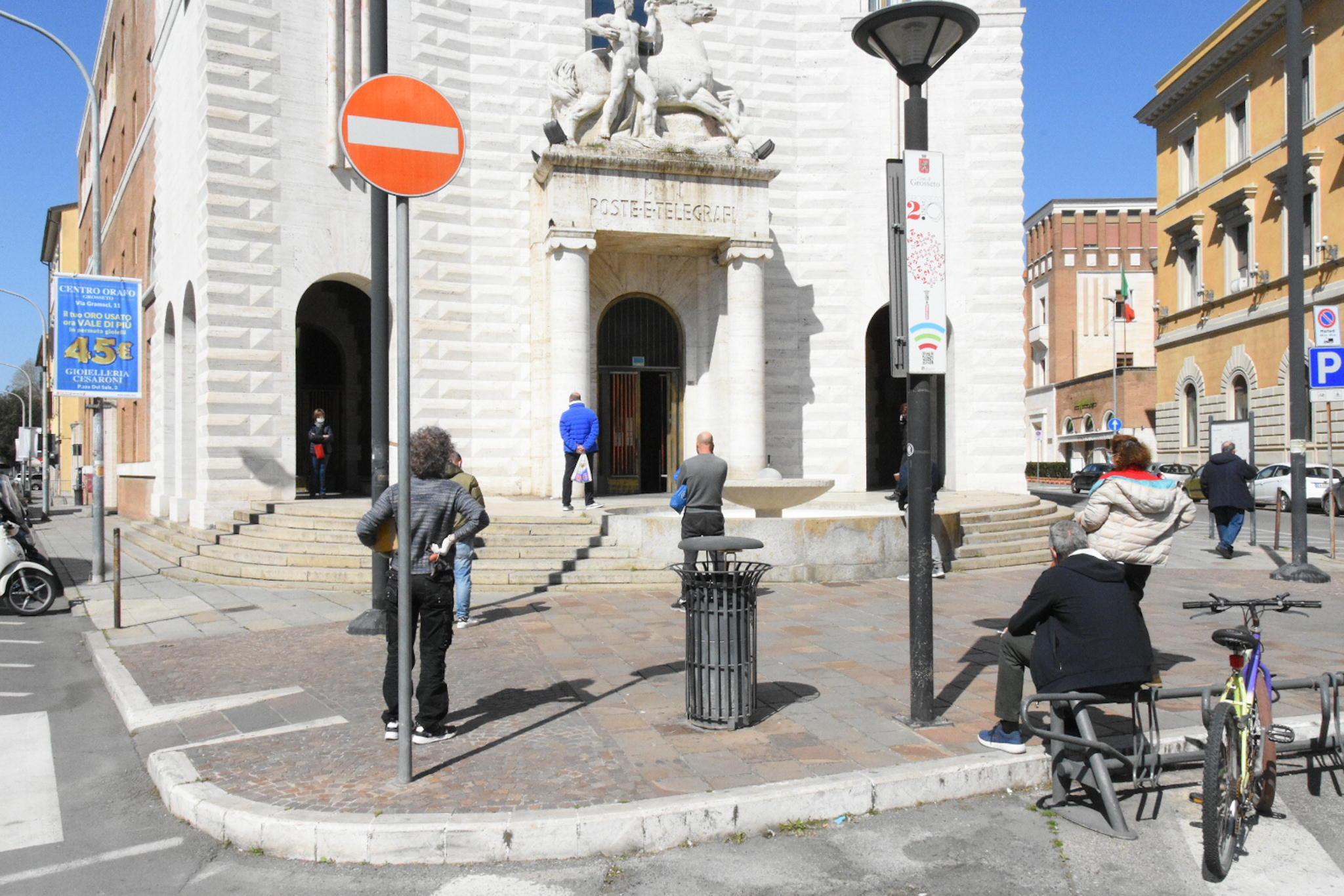 L'ufficio postale di Grosseto: pensionati in attesa del pagamento delle pensioni a marzo 2020 (Foto Agenzia Fotografica Bf)