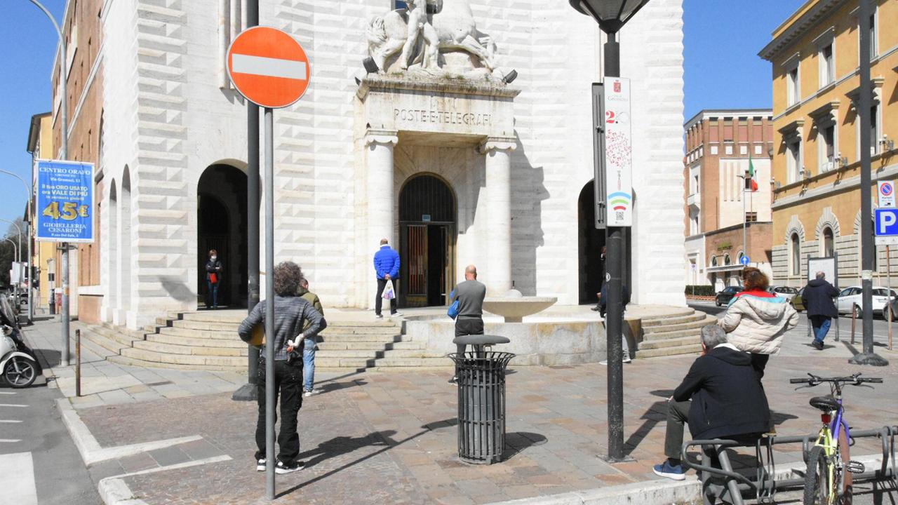 L'ufficio postale di Grosseto: pensionati in attesa del pagamento delle pensioni a marzo 2020 (Foto Agenzia Fotografica Bf)