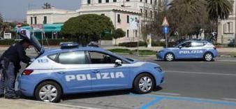 Sbatte da solo sulle auto ferme Aveva due coltelli