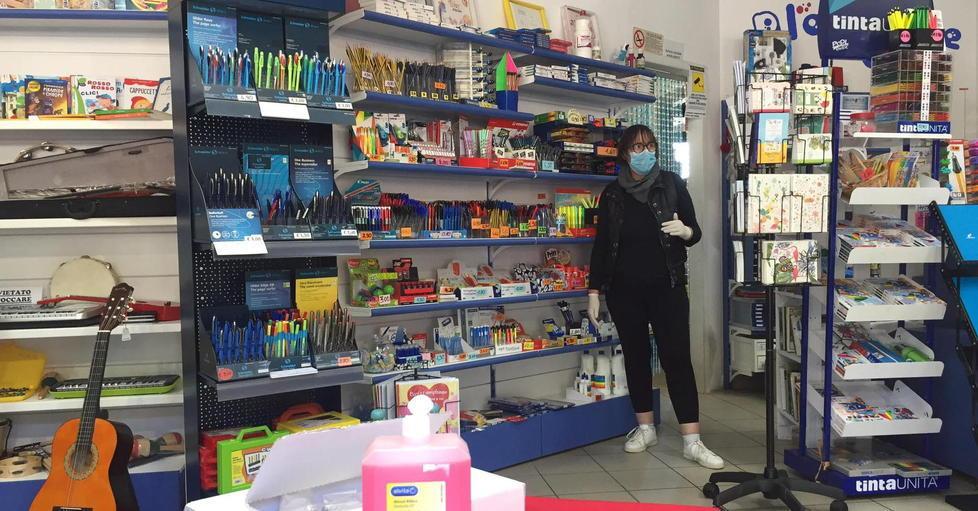In fila per una rosa, l’acquisto di quaderni o dell’ultimo libro giallo Giocattoli ancora on line