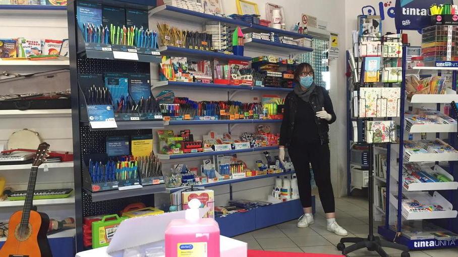 In fila per una rosa, l’acquisto di quaderni o dell’ultimo libro giallo Giocattoli ancora on line