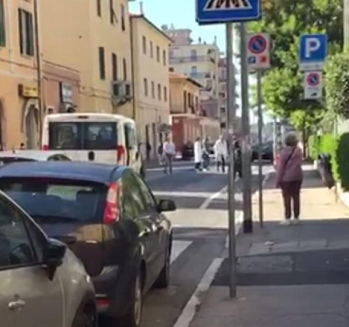Si ubriaca e si sdraia per terra poi si scaglia contro un furgone 
