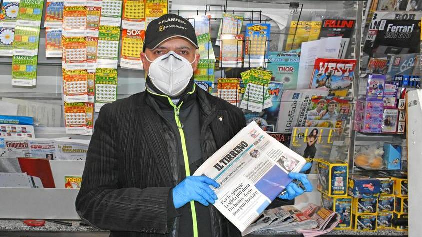 Paolo, l’edicolante che non molla «Poca gente, ma tengo aperto»