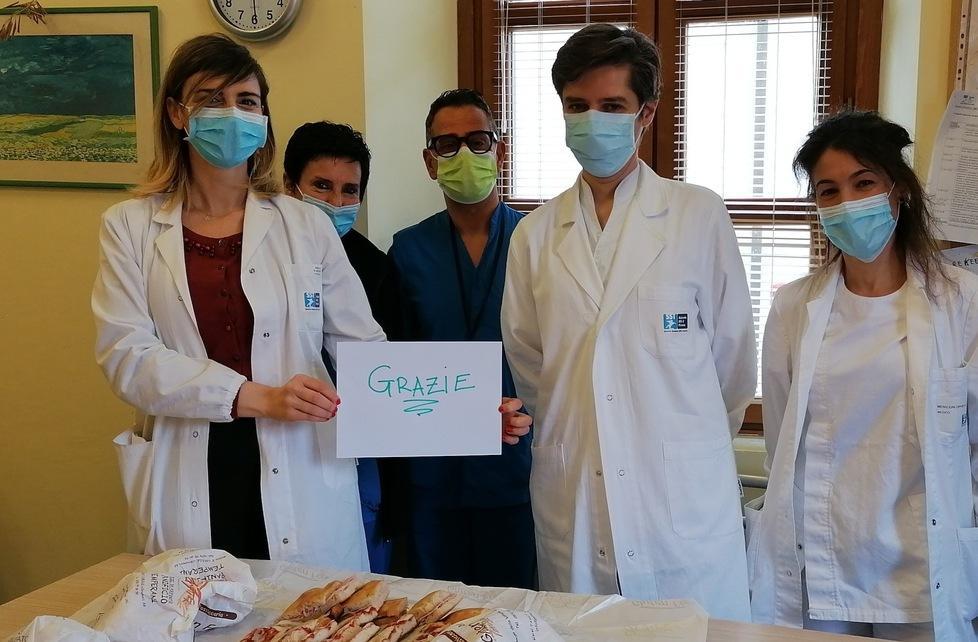 Pane, pizza e dolci donati a medici e infermieri 