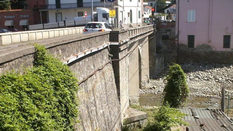 Ponte sul Pescia senso unico e stop ai camion