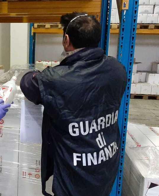 Scarpe e borse con griffe false Denunciato un imprenditore 