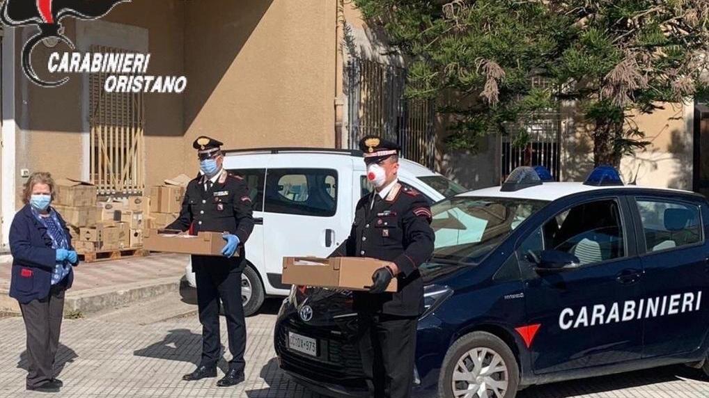 I carabinieri donano alla Caritas una scorta alimentare per i poveri