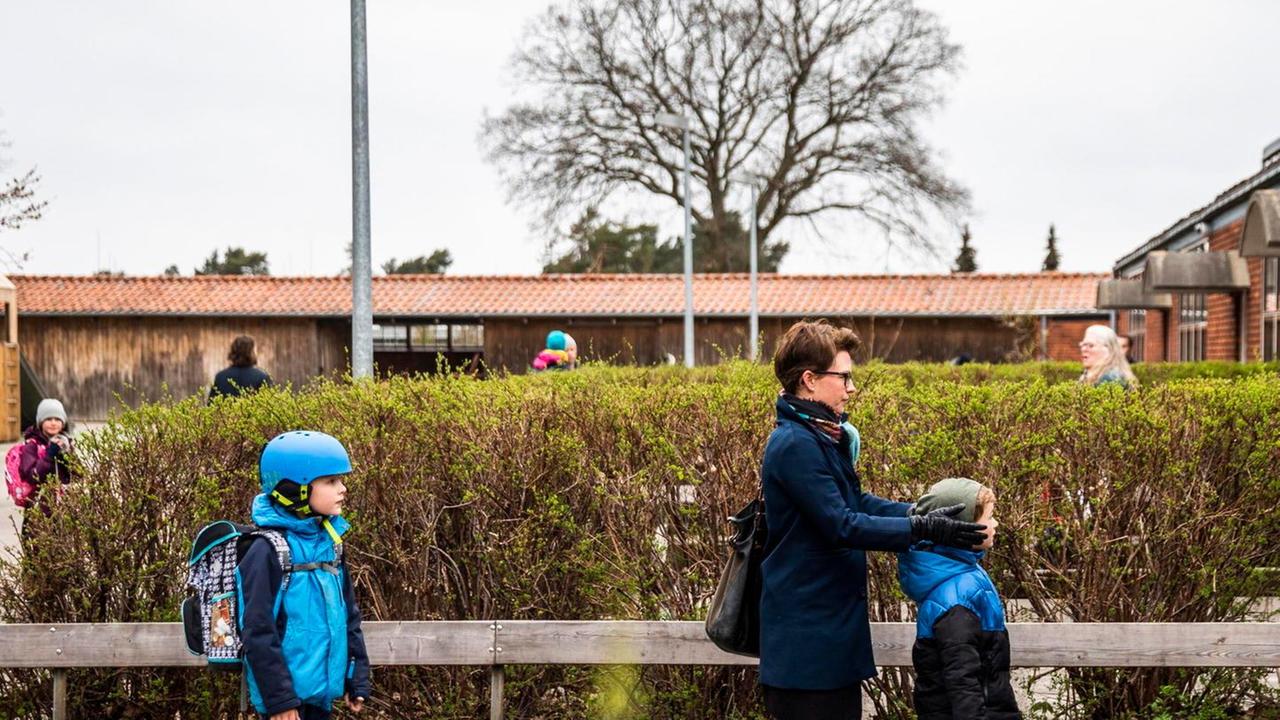 La Danimarca torna a scuola Molte famiglie non approvano