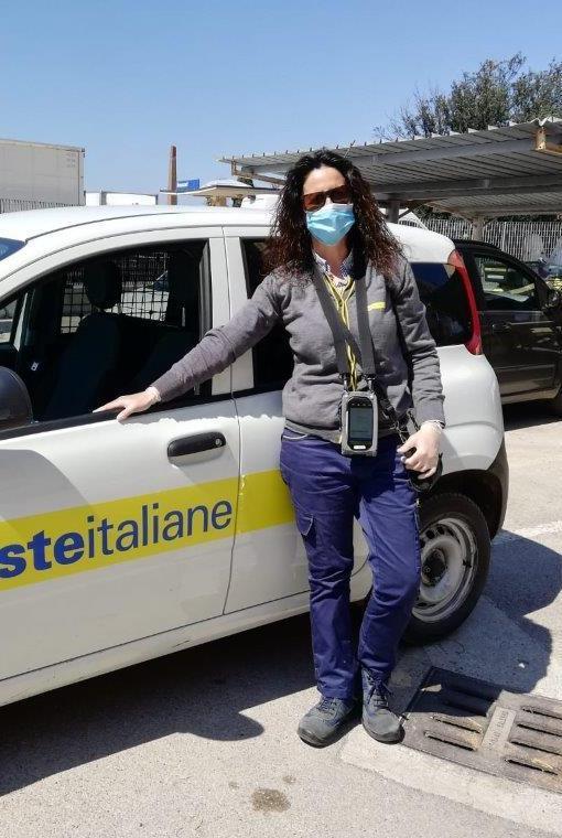 Postine sempre in moto: «La paura non ci ferma» 