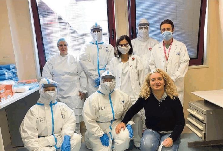 Medici e infermieri nella struttura di cure intermedie per pazienti Covid