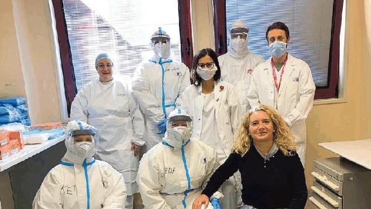 Medici e infermieri nella struttura di cure intermedie per pazienti Covid