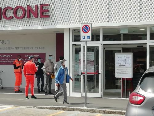 La fila dedicata alle persone con i buoni spesa giovedì 16 alla Coop di via Catani