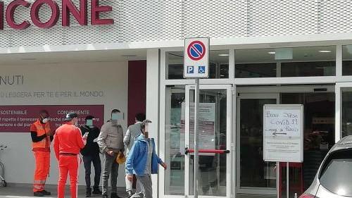 La fila dedicata alle persone con i buoni spesa giovedì 16 alla Coop di via Catani