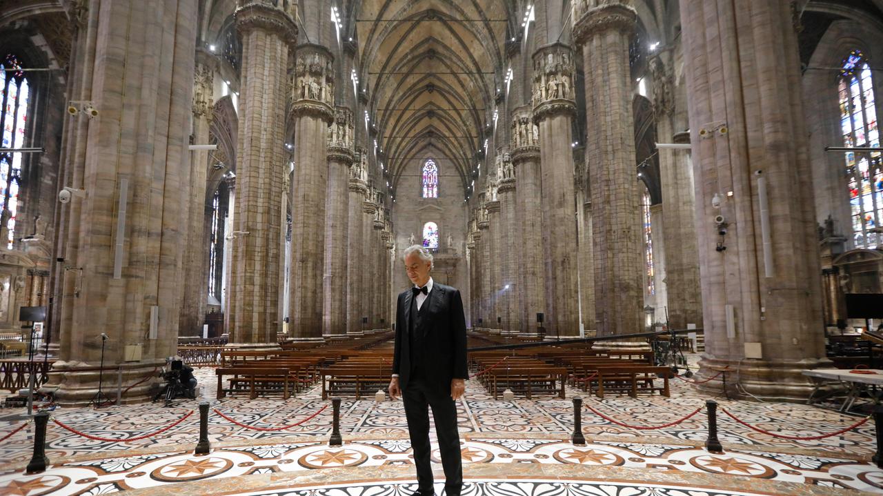 Andrea Bocelli durante il concerto nel duomo di Milano trasmesso in streaming il giorno di Pasqua