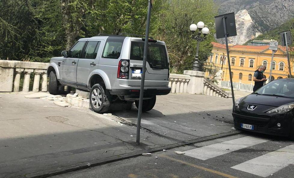 Sbanda, urta tre auto e finisce contro il colonnato a Carrara