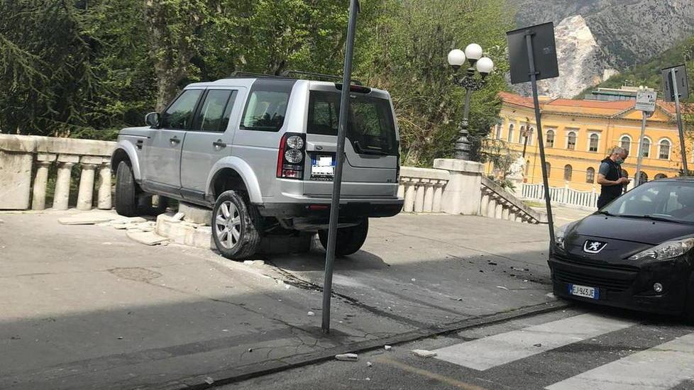 Sbanda, urta tre auto e finisce contro il colonnato a Carrara