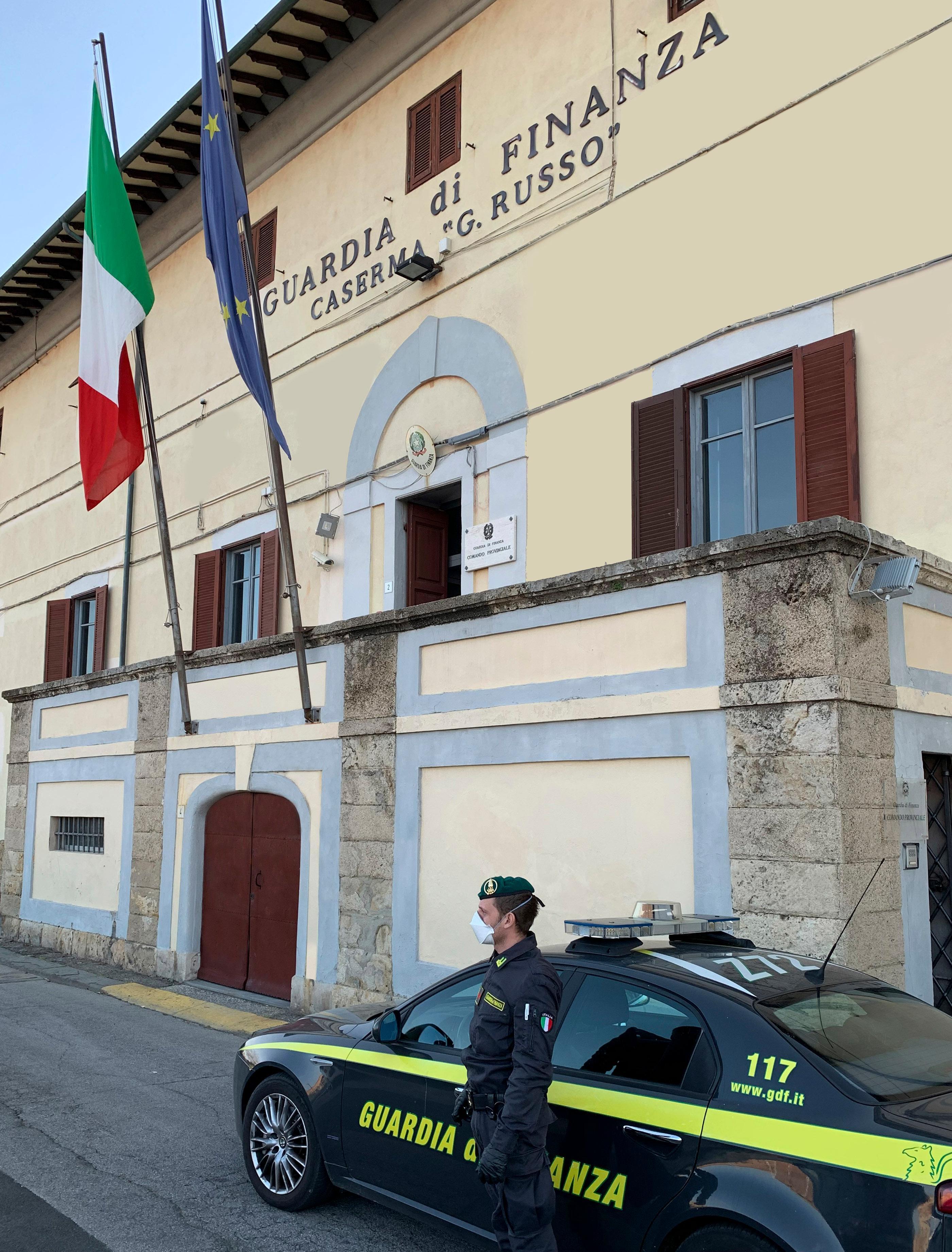 Un militare della guardia di finanza davanti alla caserma "G. Russo"