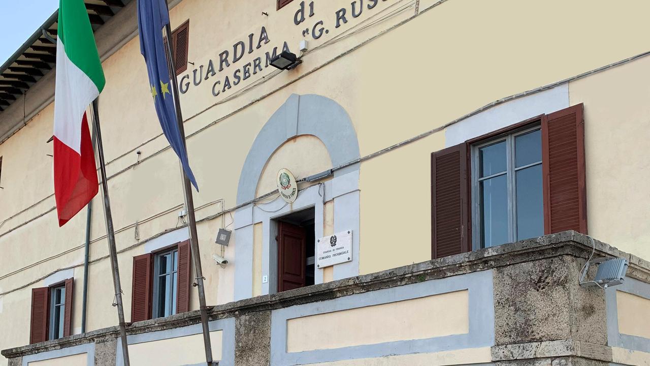 Un militare della guardia di finanza davanti alla caserma "G. Russo"