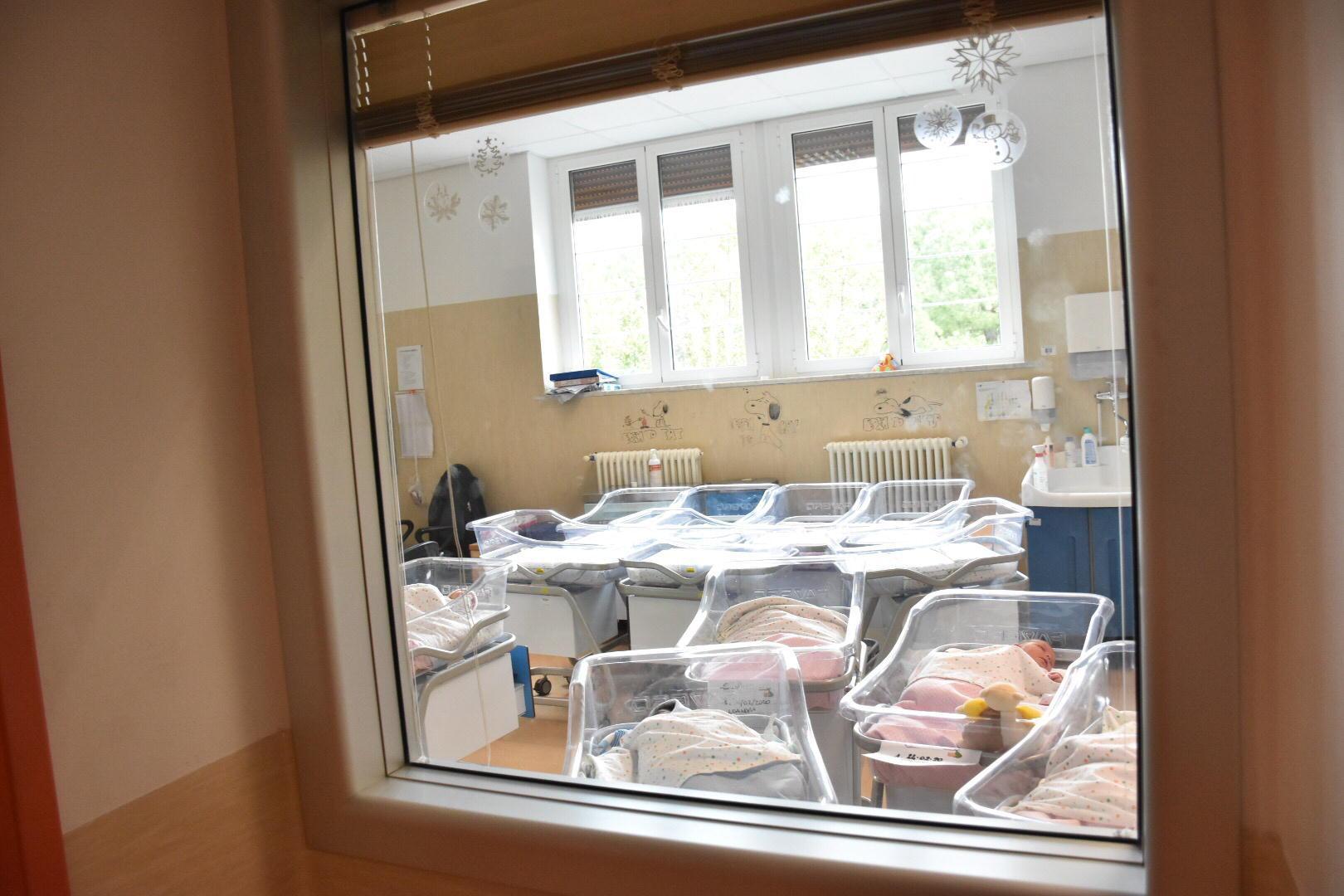 Coronavirus, caos sui dati. Nessun secondo neonato positivo: l’ira di Borghini 