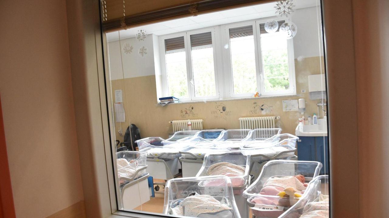 Coronavirus, caos sui dati. Nessun secondo neonato positivo: l’ira di Borghini