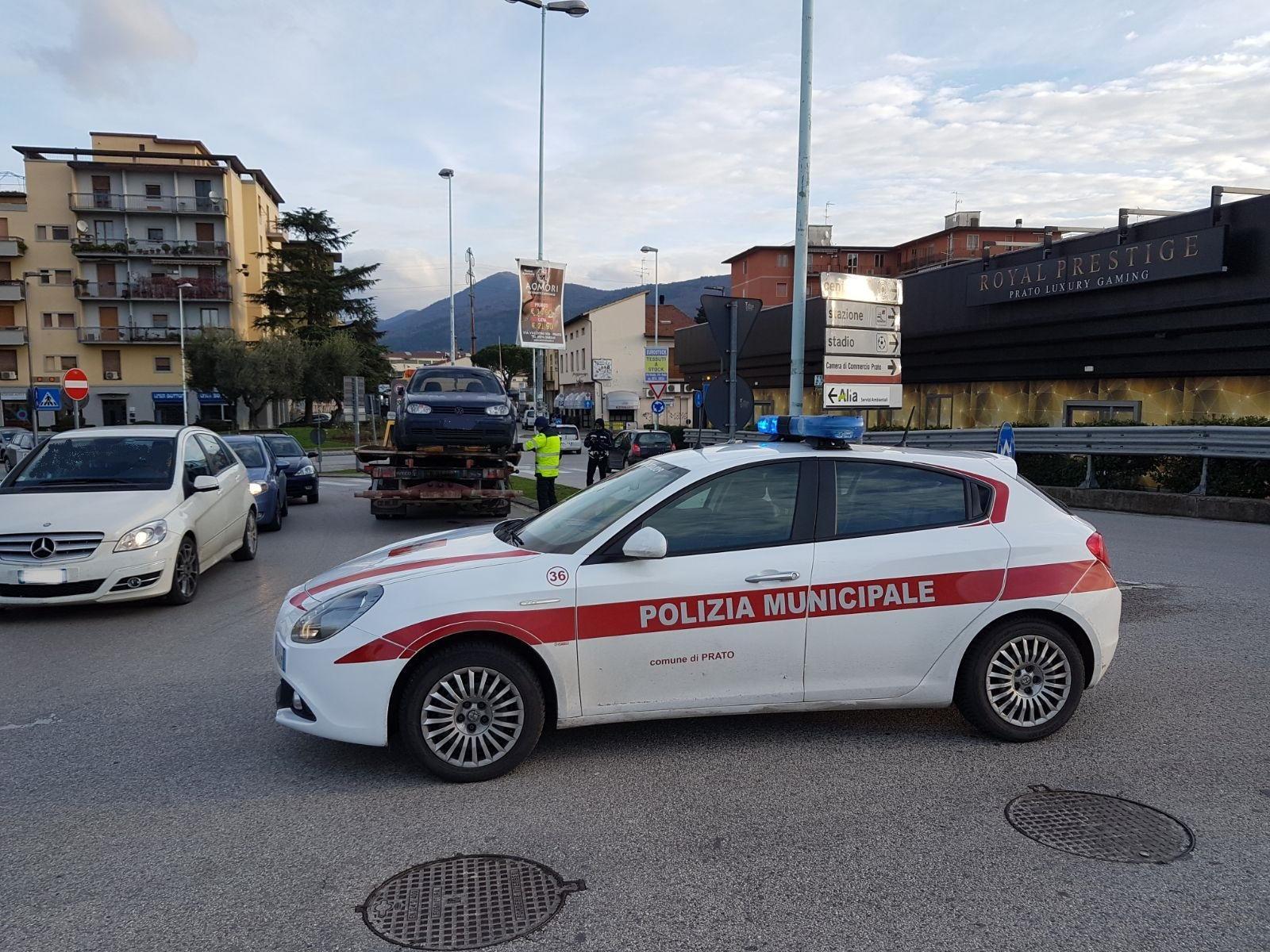 I rilievi di un incidente stradale in via Valentini da parte della Polizia municipale (foto generica d'archivio)
